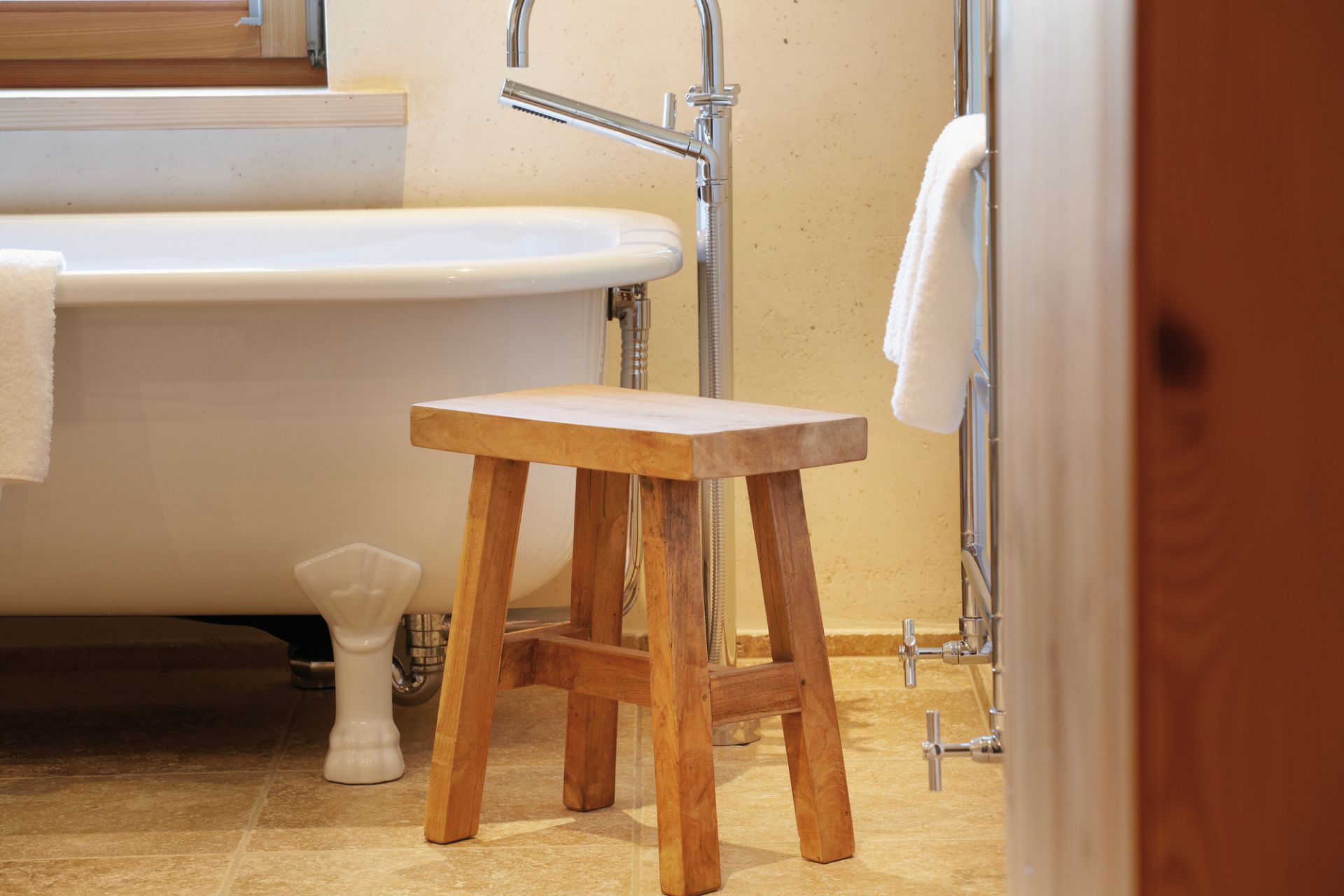 Dingklik Hocker von Jan Kurtz im Badezimmer: Quadratischer, rustikaler Holz Hocker neben Badewanne.
